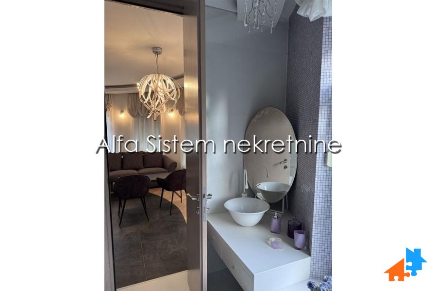 Izdavanje: Četvorosoban stan 150 m², Savski venac – Beograd