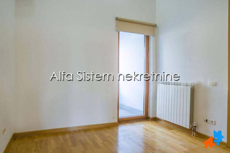 Izdavanje: Četvorosoban stan 222 m², Palilula – Beograd