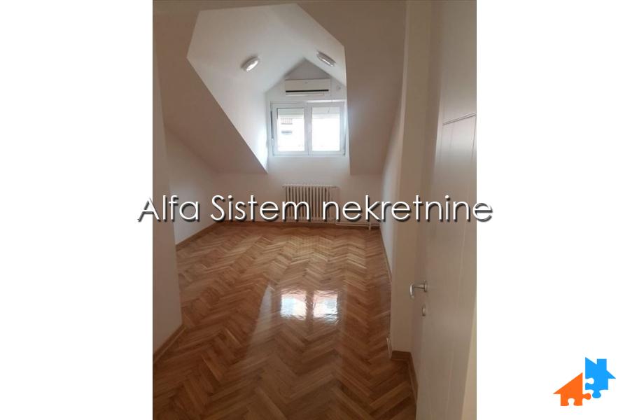 Izdavanje: Petosoban stan 150 m², Karaburma – Beograd