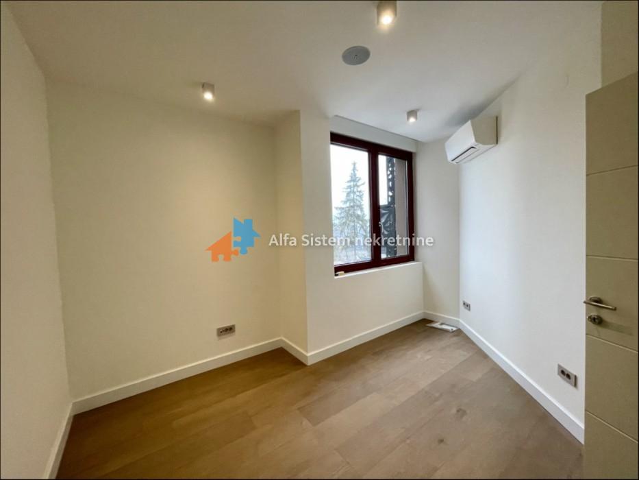 Izdavanje: Četvorosoban stan 174 m², Savski venac – Beograd