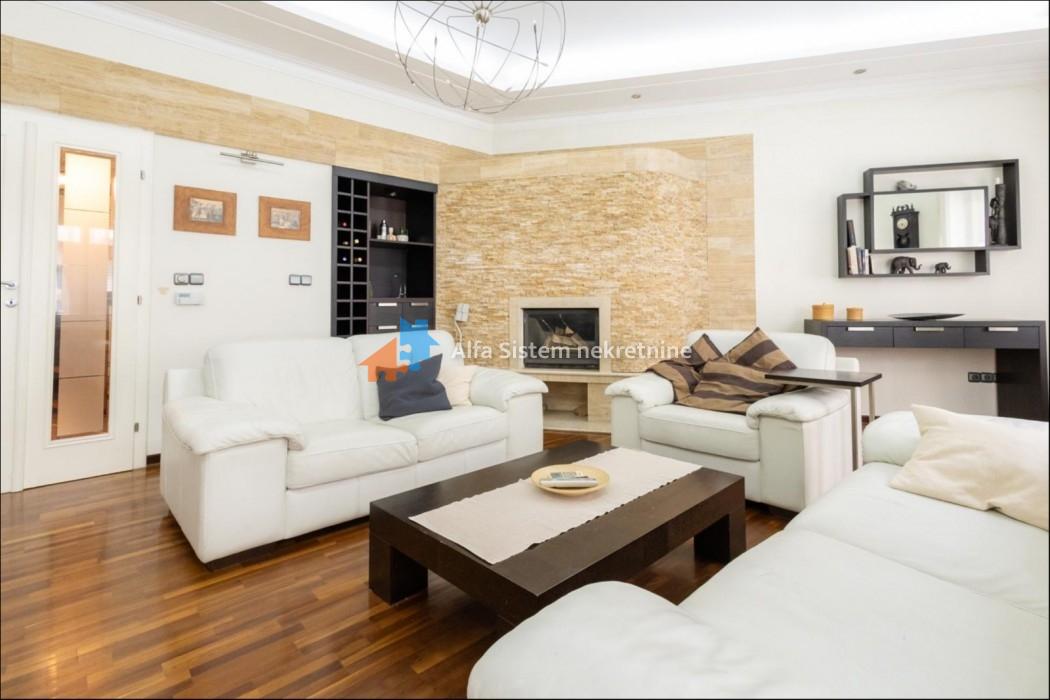 Izdavanje: Četvorosoban stan 140 m², Stari grad – Beograd