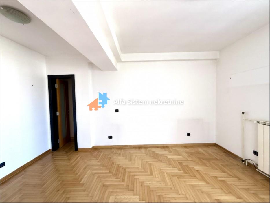 Izdavanje: Šestosoban stan 207 m², Vračar – Beograd
