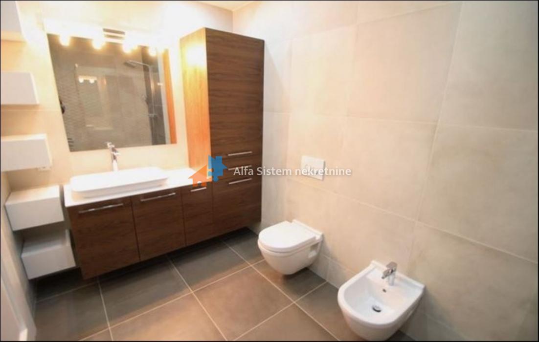 Izdavanje: Četvorosoban stan 180 m², Vračar – Beograd