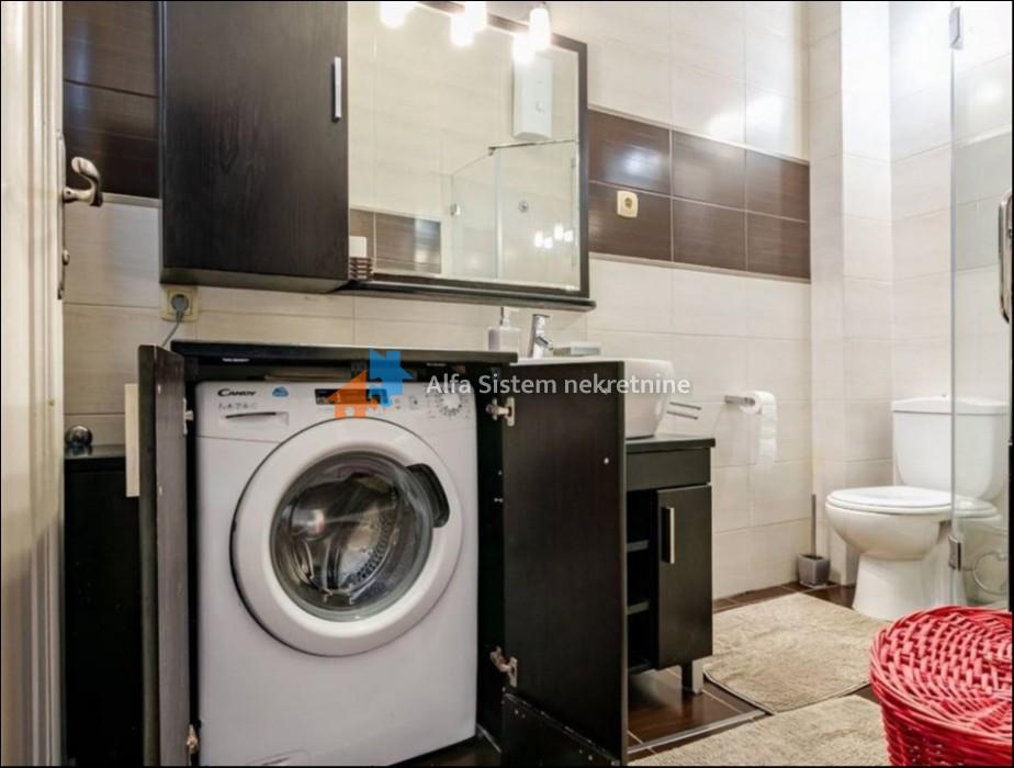 Izdavanje: Trosoban stan 80 m², Savski venac – Beograd