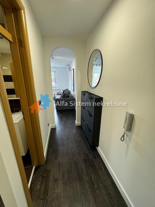 Izdavanje: Garsonjera 27 m², Savski venac – Beograd