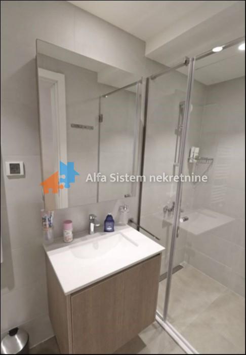 Izdavanje: Četvorosoban stan 90 m², Savski venac – Beograd