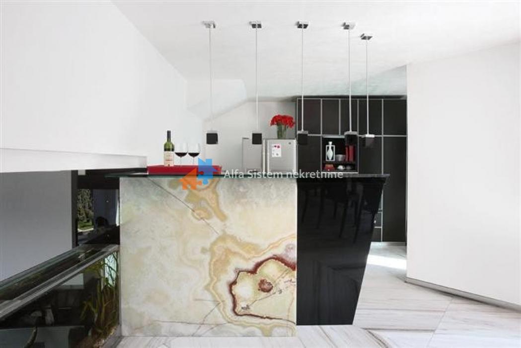 Izdavanje: Kuća 365 m², Zvezdara – Beograd
