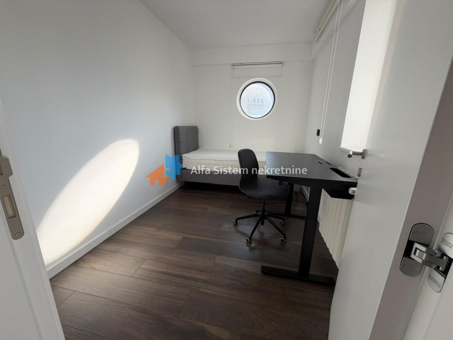 Izdavanje: Četvorosoban stan 80 m², Savski venac – Beograd