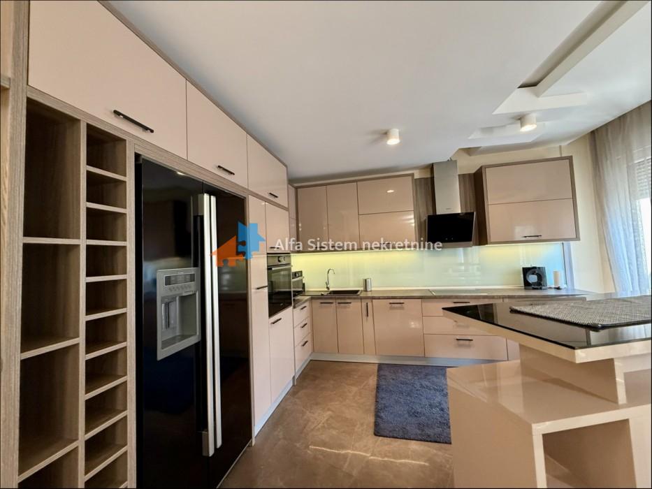 Izdavanje: Četvorosoban stan 185 m², Vračar – Beograd