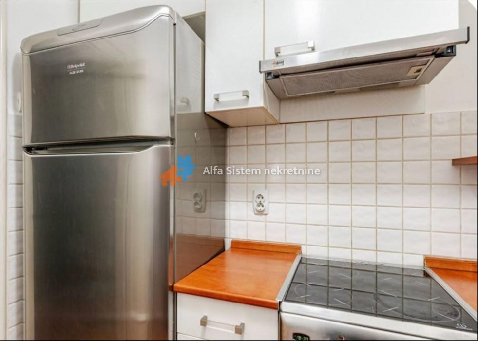 Izdavanje: Trosoban stan 80 m², Savski venac – Beograd