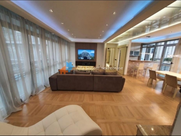 Izdavanje: Četvorosoban stan 148 m², Savski venac – Beograd