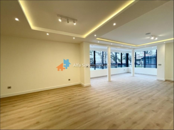 Izdavanje: Četvorosoban stan 153 m², Savski venac – Beograd