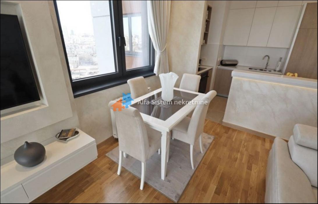 Izdavanje: Četvorosoban stan 90 m², Savski venac – Beograd