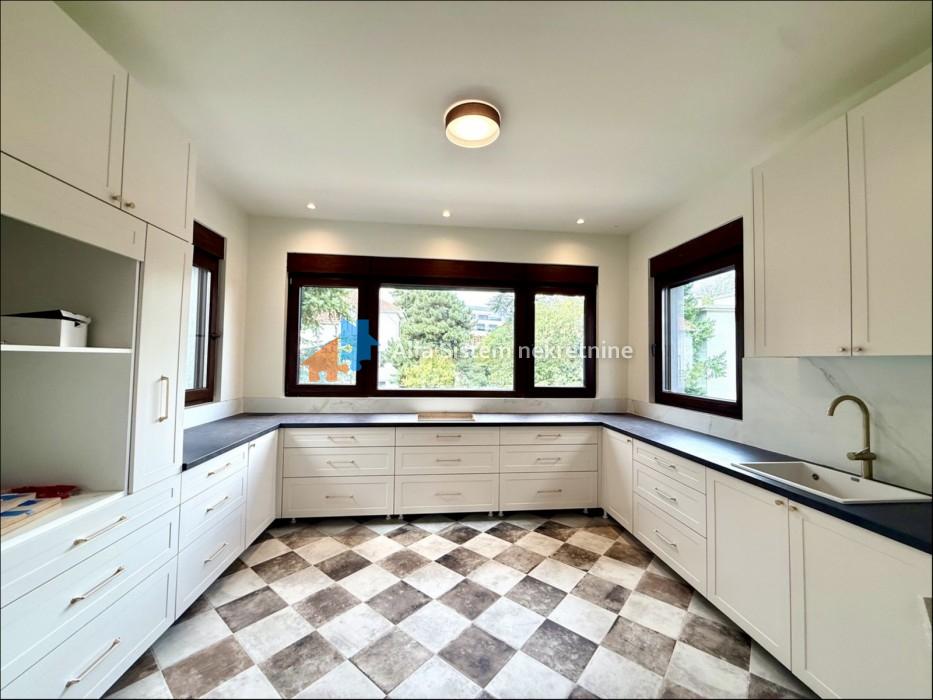 Izdavanje: Četvorosoban stan 123 m², Savski venac – Beograd