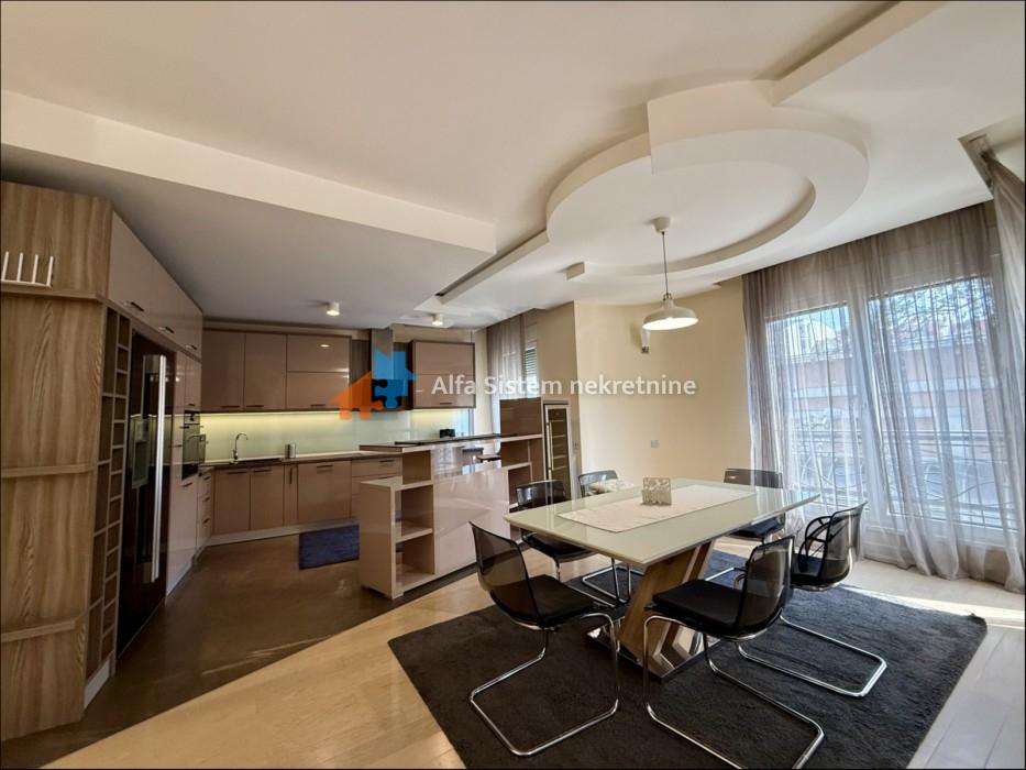 Izdavanje: Četvorosoban stan 185 m², Vračar – Beograd