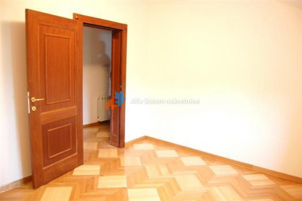 Izdavanje: Šestosoban stan 300 m², Savski venac – Beograd