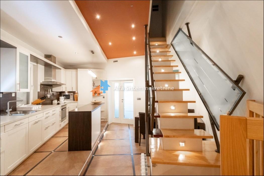 Izdavanje: Četvorosoban stan 140 m², Stari grad – Beograd