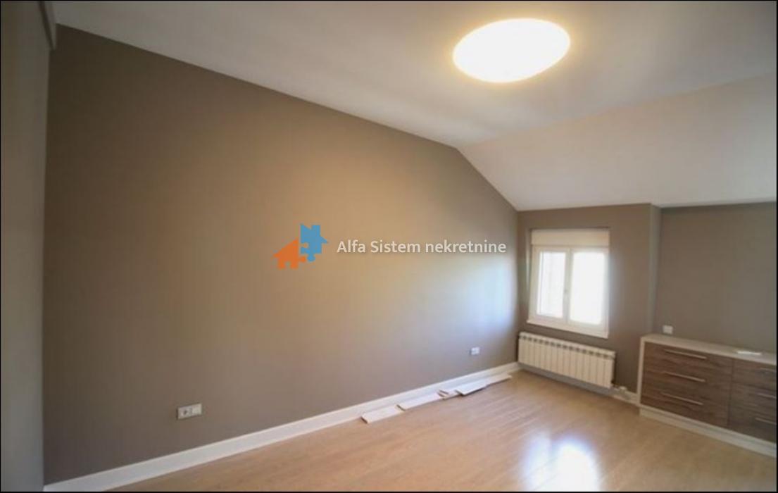 Izdavanje: Četvorosoban stan 180 m², Vračar – Beograd