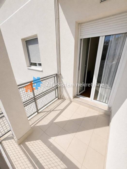Izdavanje: Četvorosoban stan 95 m², Dedinje – Beograd