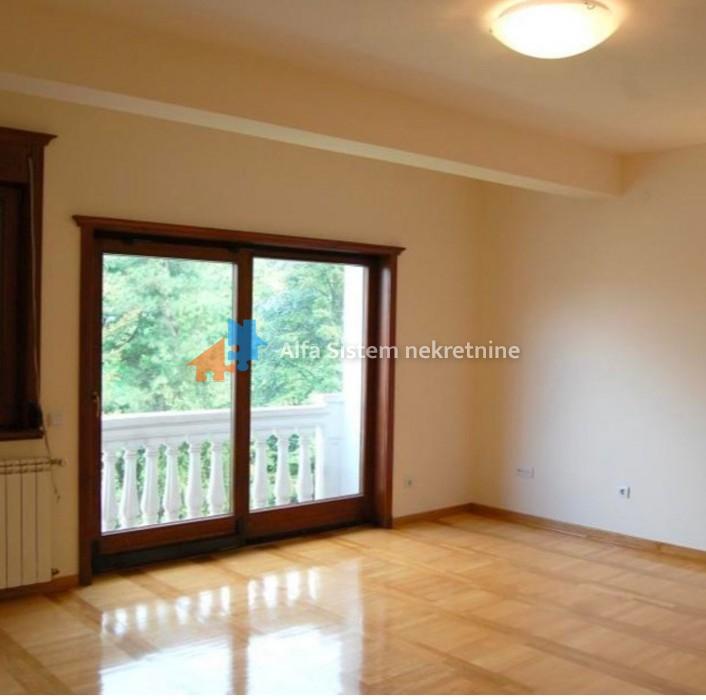 Izdavanje: Šestosoban stan 250 m², Savski venac – Beograd