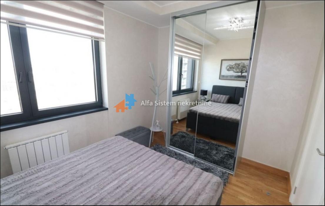 Izdavanje: Četvorosoban stan 90 m², Savski venac – Beograd