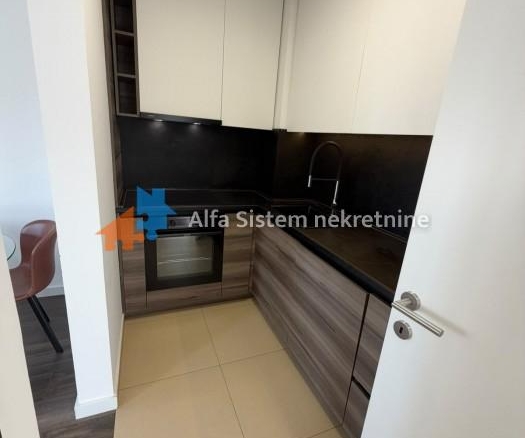 Izdavanje: Četvorosoban stan 80 m², Savski venac – Beograd