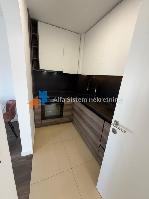 Izdavanje: Četvorosoban stan 80 m², Savski venac – Beograd