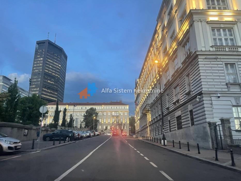 Izdavanje: Dvoiposoban stan 64 m², Savski venac – Beograd