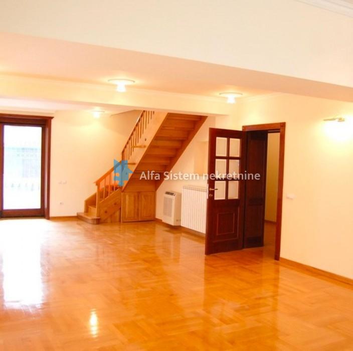 Izdavanje: Šestosoban stan 250 m², Savski venac – Beograd