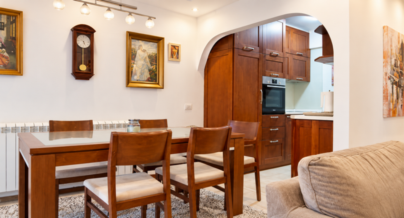 Izdavanje: Četvorosoban stan 115 m², Dedinje – Beograd Izdavanje: Četvorosoban stan 115 m², Dedinje – Beograd