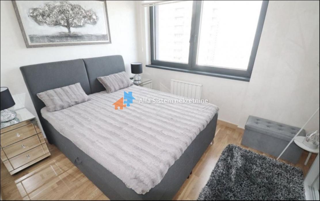 Izdavanje: Četvorosoban stan 90 m², Savski venac – Beograd