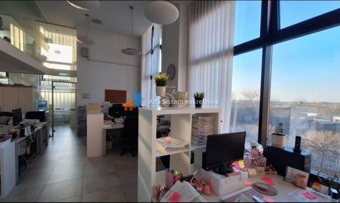 Izdavanje: Poslovni prostor 250 m², Karaburma – Beograd