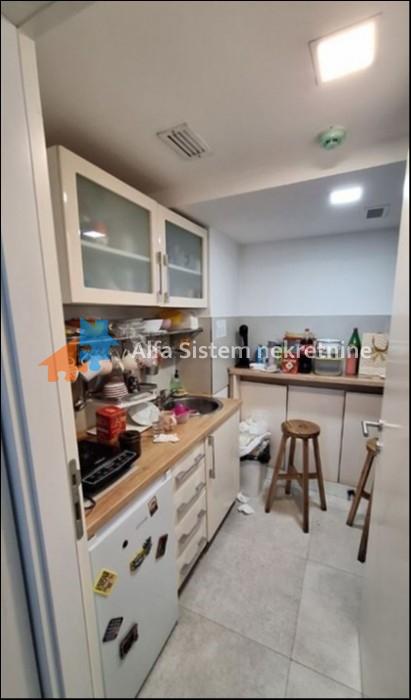 Izdavanje: Poslovni prostor 250 m², Karaburma – Beograd
