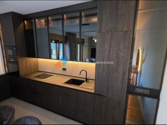 Izdavanje: Trosoban stan 95 m², Savski venac – Beograd