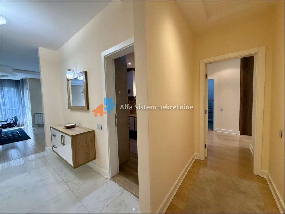 Izdavanje: Četvorosoban stan 185 m², Vračar – Beograd