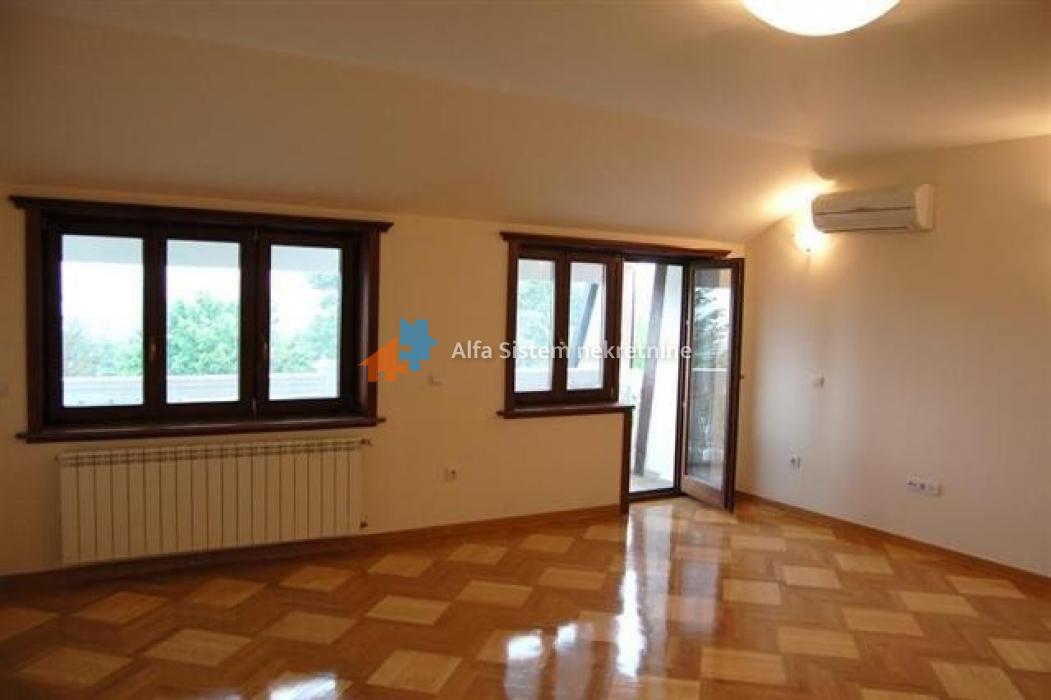 Izdavanje: Šestosoban stan 300 m², Savski venac – Beograd
