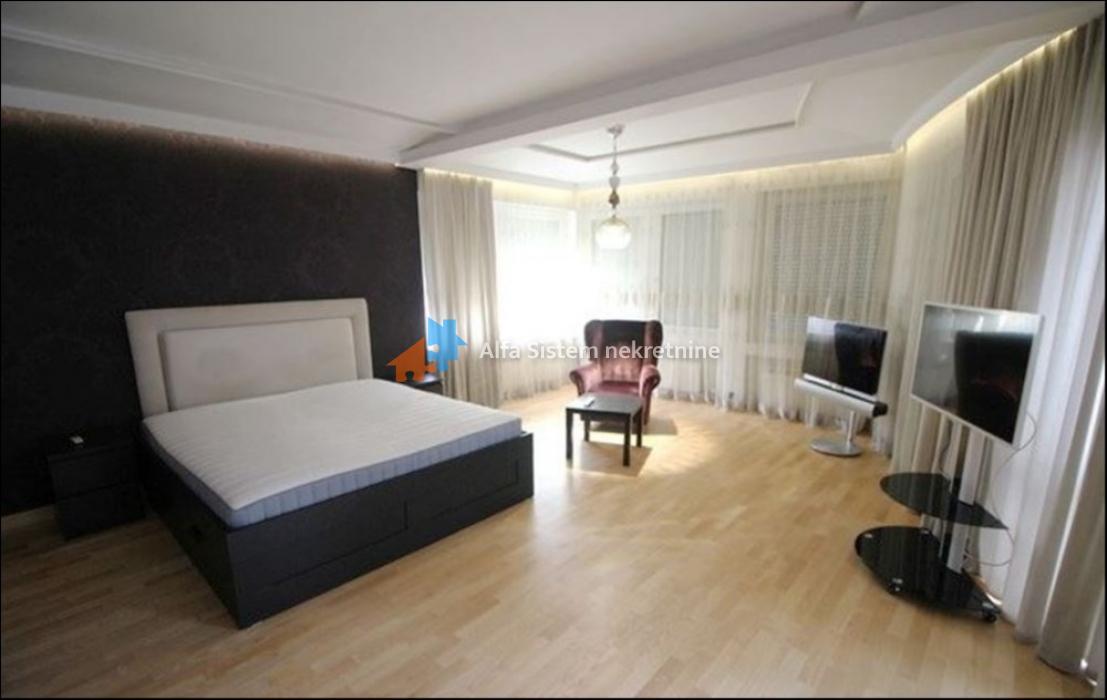 Izdavanje: Četvorosoban stan 150 m², Savski venac – Beograd