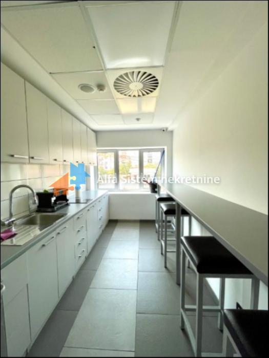 Izdavanje: Poslovni prostor 325 m², Zemun – Beograd
