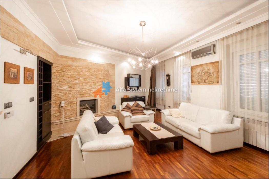 Izdavanje: Četvorosoban stan 140 m², Stari grad – Beograd