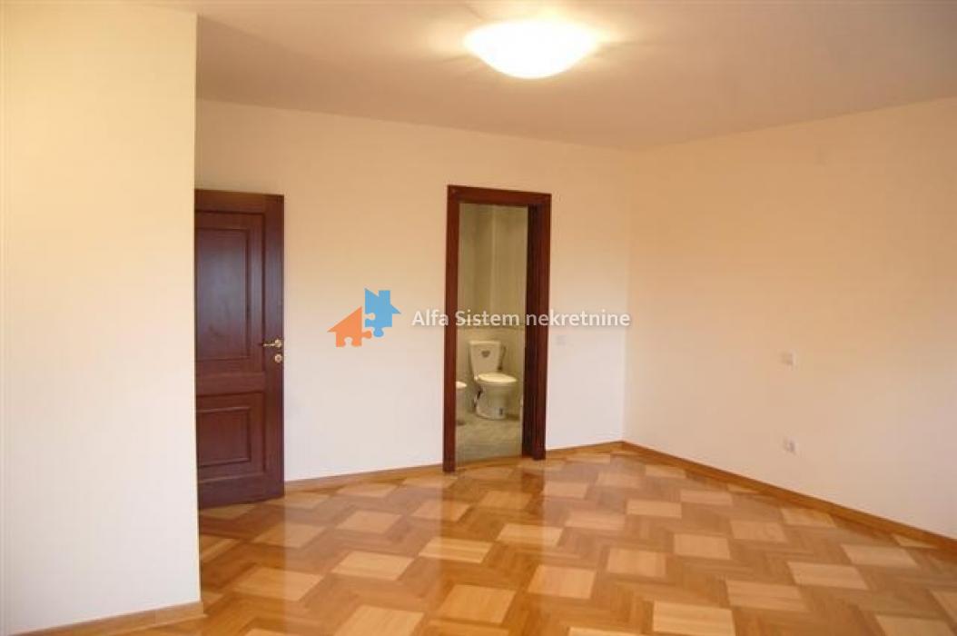 Izdavanje: Šestosoban stan 300 m², Savski venac – Beograd