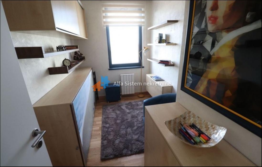 Izdavanje: Četvorosoban stan 90 m², Savski venac – Beograd