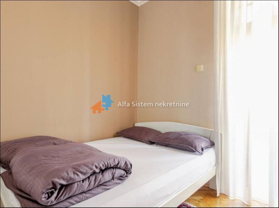 Izdavanje: Trosoban stan 80 m², Savski venac – Beograd