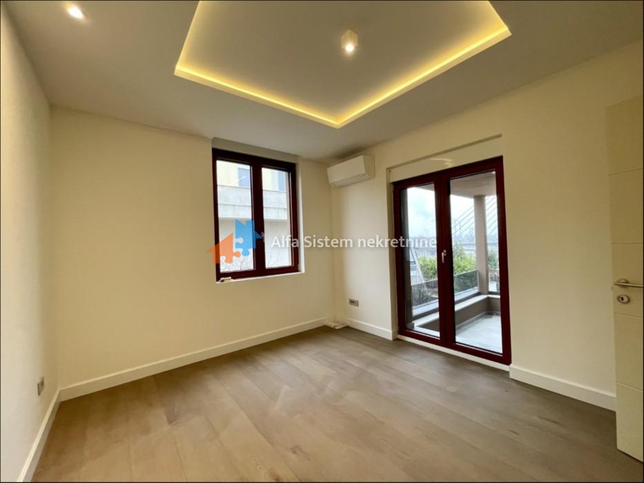 Izdavanje: Četvorosoban stan 174 m², Savski venac – Beograd