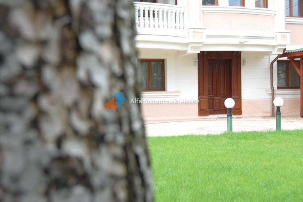 Izdavanje: Četvorosoban stan 100 m², Savski venac – Beograd