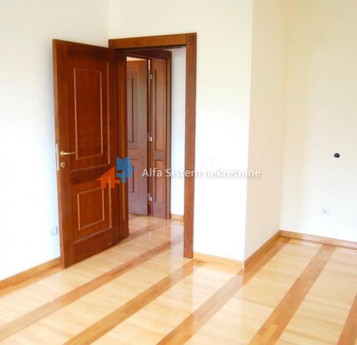 Izdavanje: Šestosoban stan 250 m², Savski venac – Beograd