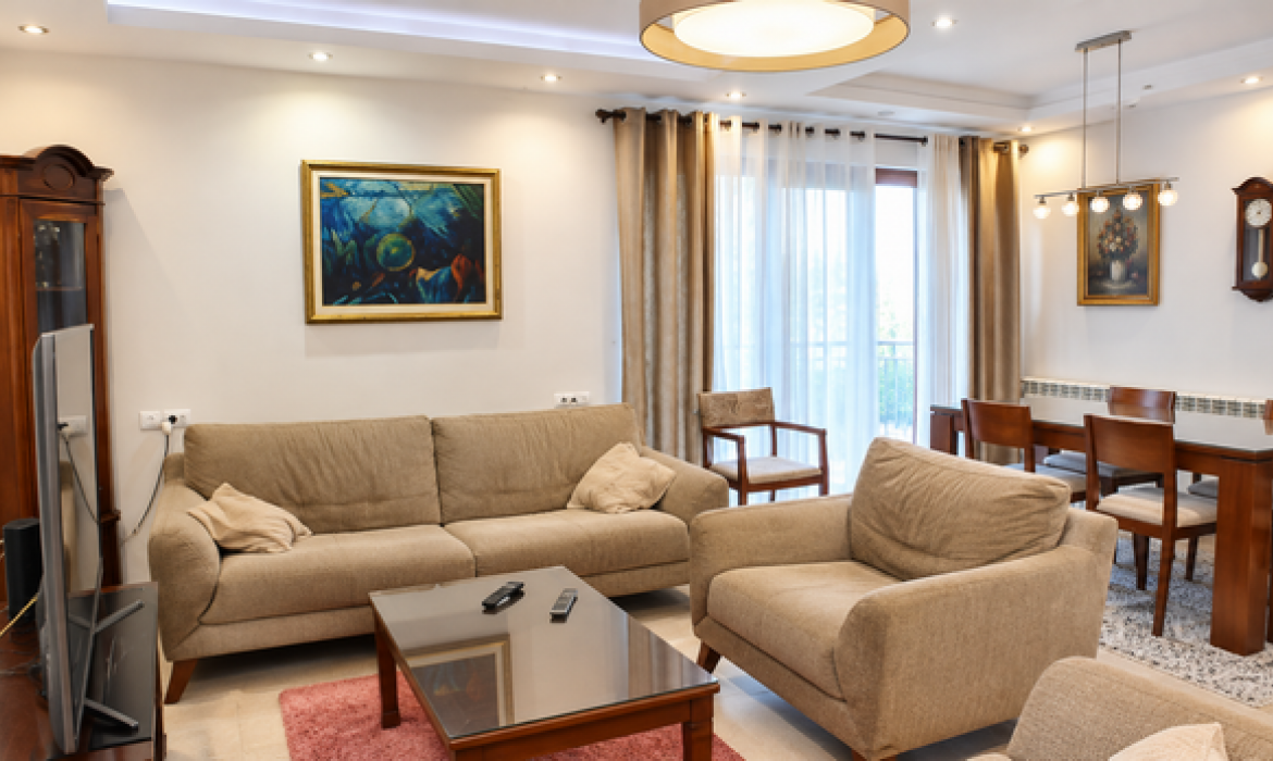 Izdavanje: Četvorosoban stan 115 m², Dedinje – Beograd