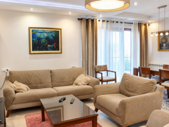 Izdavanje: Četvorosoban stan 115 m², Dedinje – Beograd