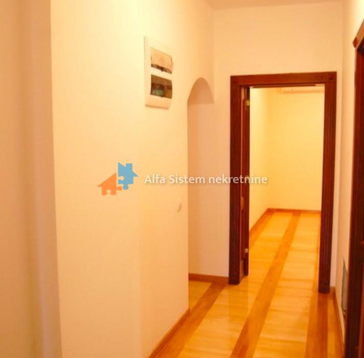 Izdavanje: Šestosoban stan 250 m², Savski venac – Beograd