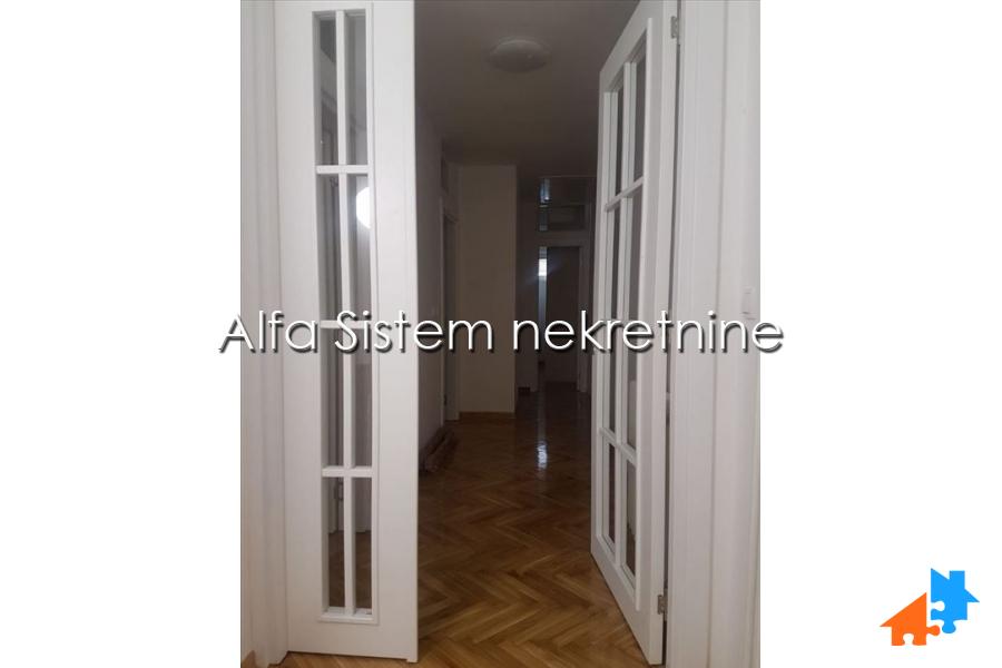 Izdavanje: Petosoban stan 150 m², Karaburma – Beograd