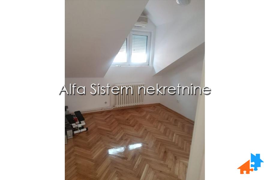 Izdavanje: Petosoban stan 150 m², Karaburma – Beograd